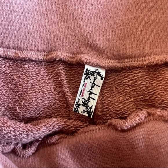 Free people road trip cutoff sweat shorts taupe NWT - Picture 4 of 4